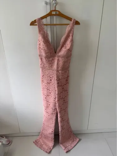 Macacão de renda rosa LIH