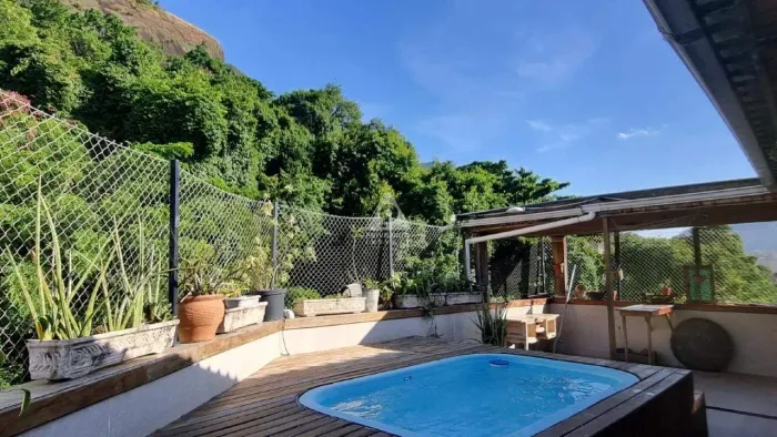 Apartamento 2 quartos sendo 1 suite com terraço privativo e piscina.