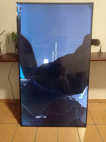 TV Samsung com tela danificada