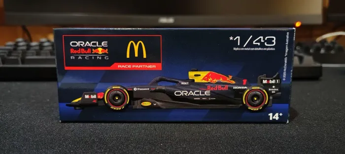 Miniatura F1 Max Verstappen modelo 2025 do GP de São Paulo em colab com McDonald's.