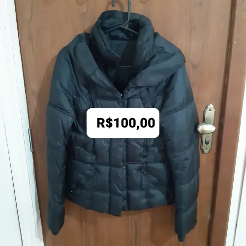 Jaqueta preta acolchoada