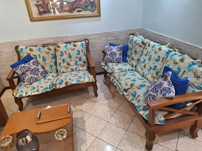Vendo conjunto de sofá de madeira maciça personalizável