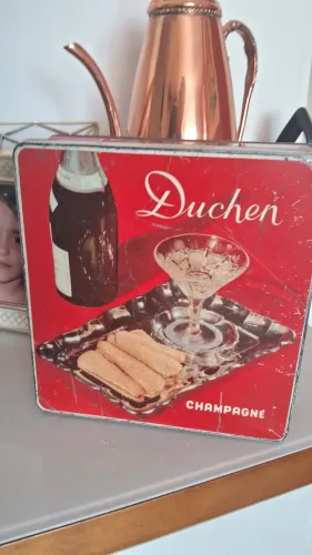 Antiga lata de biscoitos DUCHEN - 9 x 23 x 22 cm -otimo estado de conservação