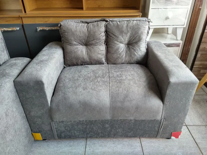 Sofás dois lugares disponíveis 