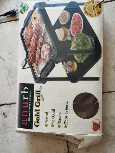 Churrasqueira elétrica grill nova na caixa.
