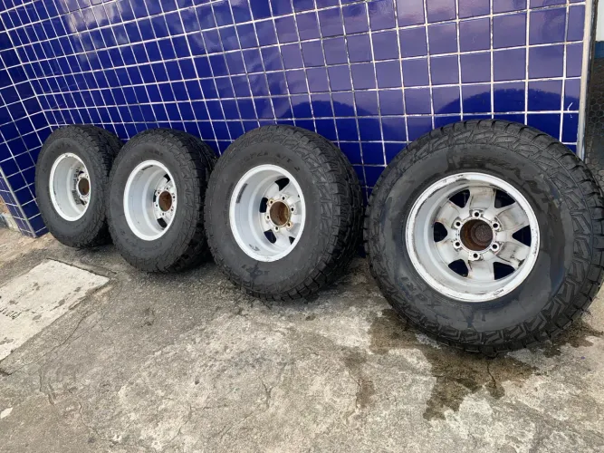 Rodas 15 com pneus novos 