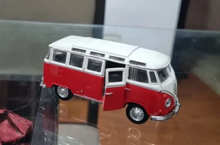 Miniatura de Kombi Volkswagen Van Samba, Maisto