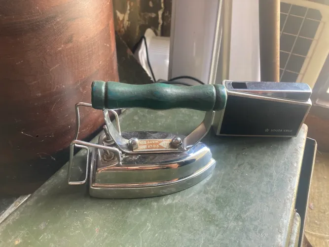 Mini ferro de passar faet novo sem uso anos 50/70 200 reais 