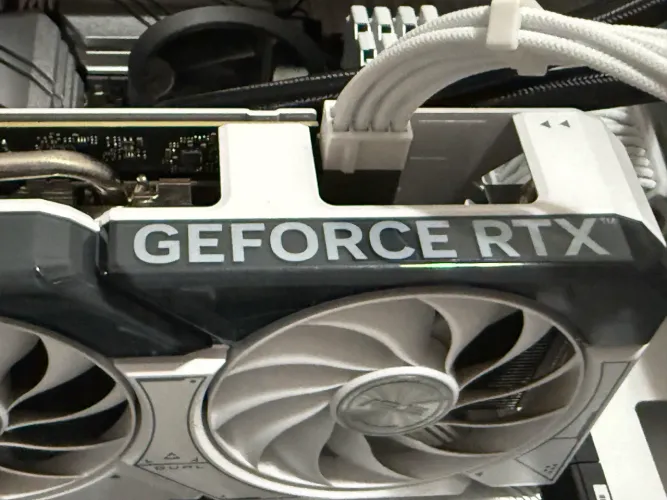 Placa de Vídeo RTX 4060 TI - Asus Dual Branca