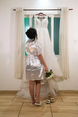 Robe de cetim bordado 