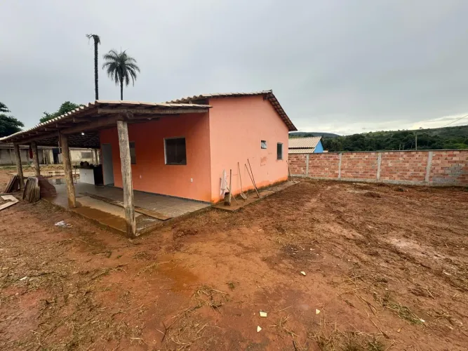 Casa térrea com 4 quartos e quintal em ótima localização