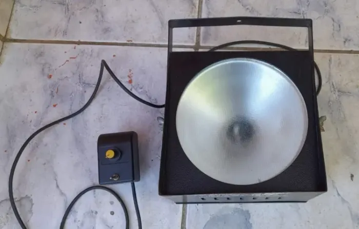 Luz estroboscópica Seminova ótimo estado, 127v com controle de velocidade