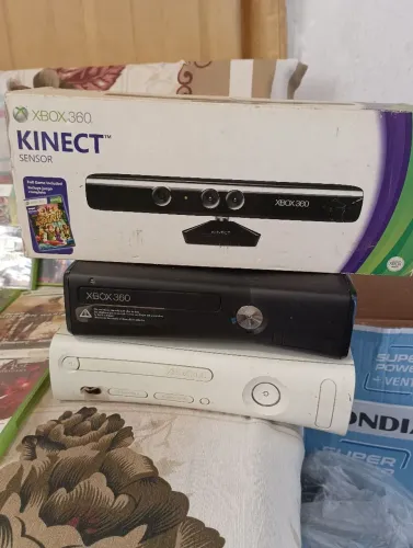 2 aparelhos Xbox 360 com Kinect