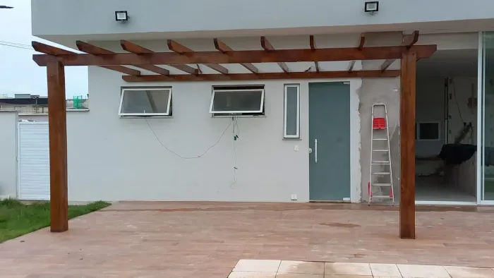Pergolado em madeira e deck