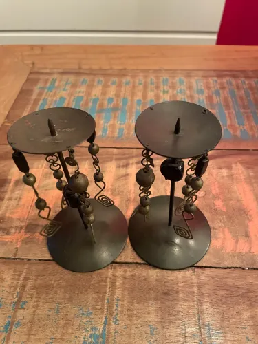 Par de Castiçais Artesanais de Metal - Estilo Étnico com Som Vibrante