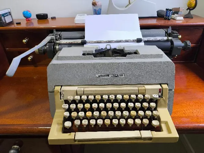 Máquina de escrever Olivetti Linea 98 antiga
