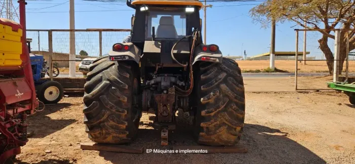 Trator BH 180 mecânica 100%