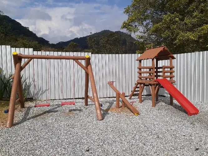 Playground em madeira própria pra tempo 2 anos garantia.