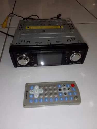Som automotivo com tela e controle remoto