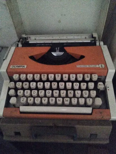 Máquina de escrever Olympia Traveller de Luxe