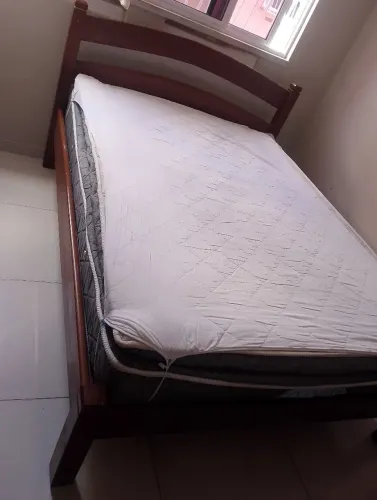 CAMA DE MADEIRA COM COLCHÃO