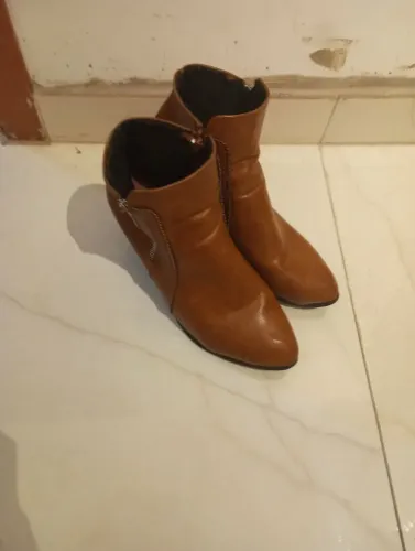 Bota marrom feminina (podo)