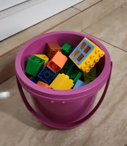 Balde com legos
