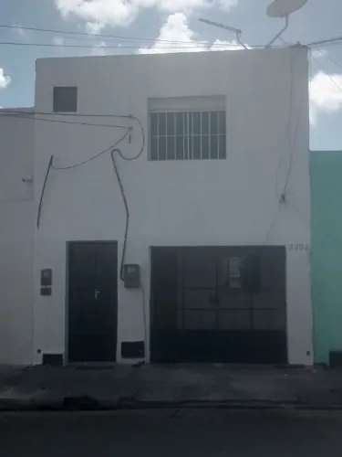 Aluga-se casa grande no térreo 