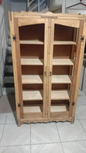 Cristaleira de madeira reciclada