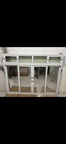 Janelas de alumínio brancas