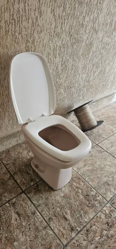 Vaso Sanitário Bege com Tampa Branca