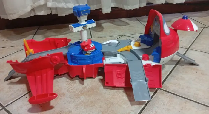 Brinquedo Super Wings - Avião 2 em 1 que Vira Pista de Aeroporto (Jett)