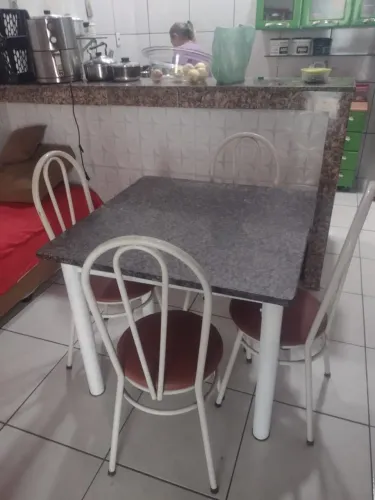 Mesa com 4 cadeiras
