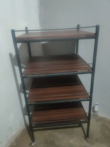 Estante de MDF: 4 partilheiras, com rodinha... Em perfeito estado toda de ferro