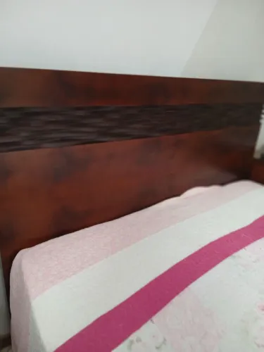 Cama queem cor mogno com colchão, torre com prateleira de vidro