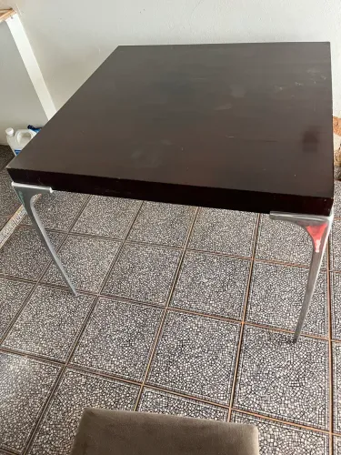 MESA DE 4 LUGARES - MADEIRA E PÉS DE FERRO