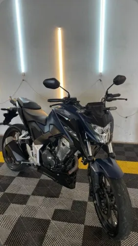 Moto Honda  CB 300f azul 2025