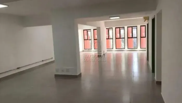 Conjunto comercial com 6 salas e área externa privativa na Rua Catequese  175m²