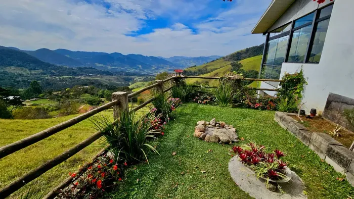 Casa vista panorâmica 3 dorms, suite e 2 aptos anexos, 3000m² em Gonçalves - MG