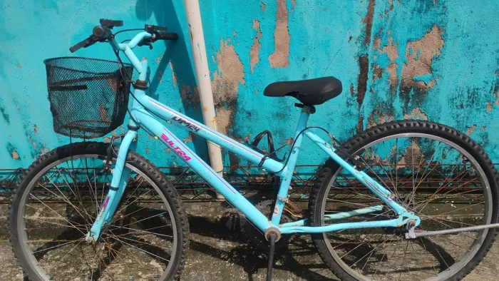 Vende .se uma bicicleta semi nova na cor azul. Valor 400$