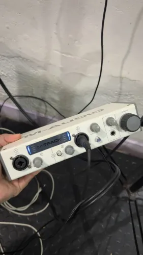 Interface de Áudio M-Audio M-Track II USB 2.0 24-Bit Phantom MIDI