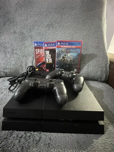 PS4 slim com 2 controles 
