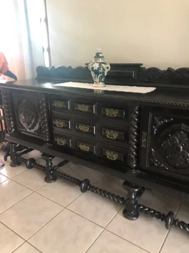 Vendo bufê em mezanino trabalhado com 3 gavetões duas portas