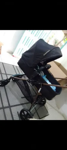 Carrinho de bebê com bebê conforto