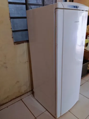 Vendo geladeira funcionando perfeitamente, faço entrega , zap *