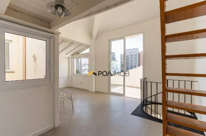 DUPLEX COM TERRAÇO, 01 SUÍTE E VAGA NO CORAÇÃO DO B. BOM FIM