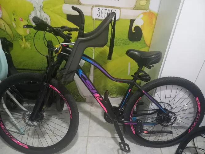 Bicicleta feminina com cadeirinha
