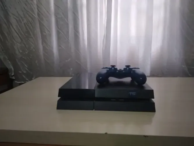 Vendo PS4 fat com 1 controle, funcionando normalmente, bem conservado