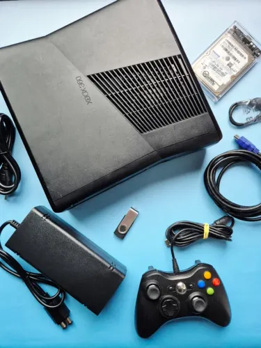 Console Xbox 360 Slim + HD 250Gb Lotado de Jogos + Controle