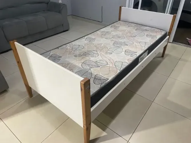 Cama de solteiro de boa qualidade